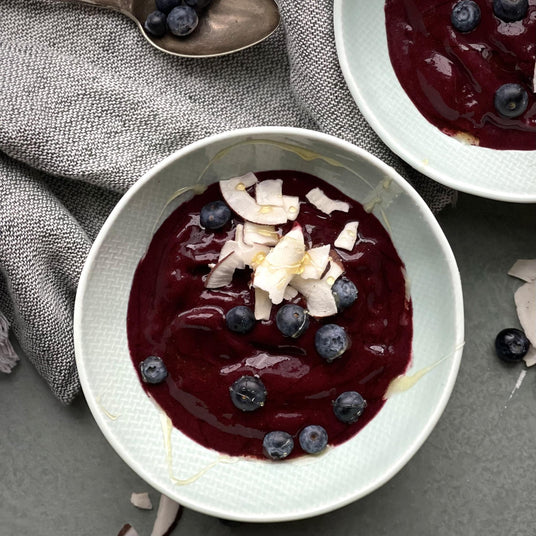 Banánová zmrzlina s acai a čučoriedkami