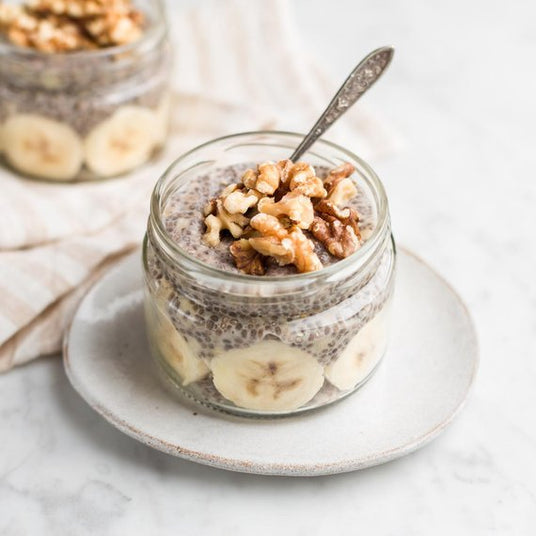 Chia puding s banánom a vlašskými orechmi