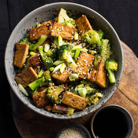 Marinované tofu s brokolicou