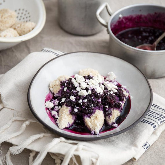 Proteínové knedle s čučoriedkovou omáčkou