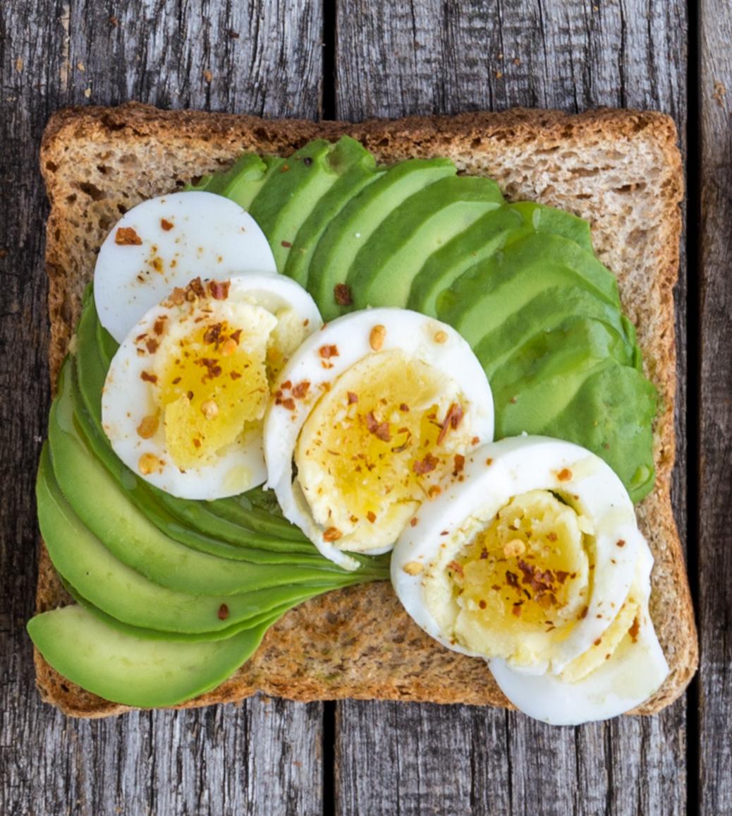 Avokádový toast s vajcom a čili