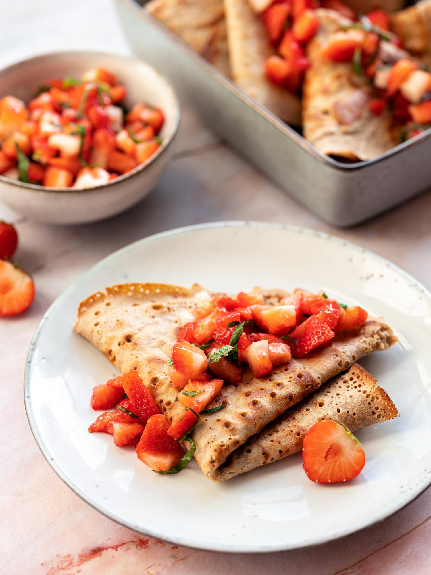 Banánové palacinky s jahodami a mätou