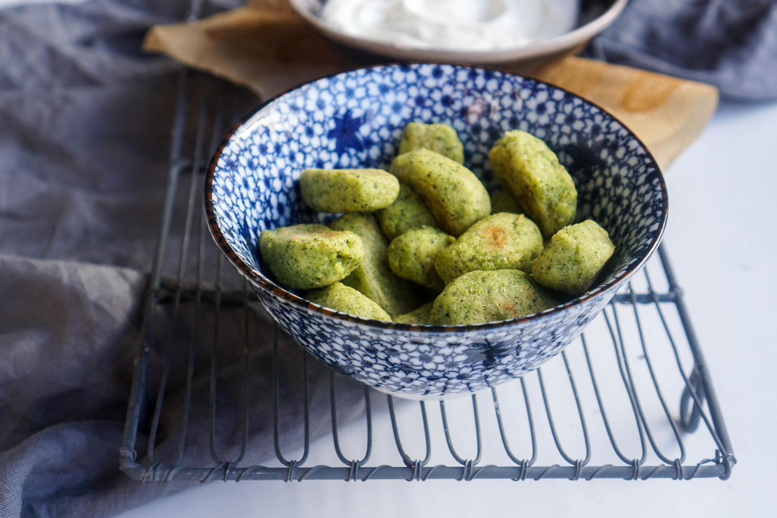 Brokolicové tots s jogurtovým dipom