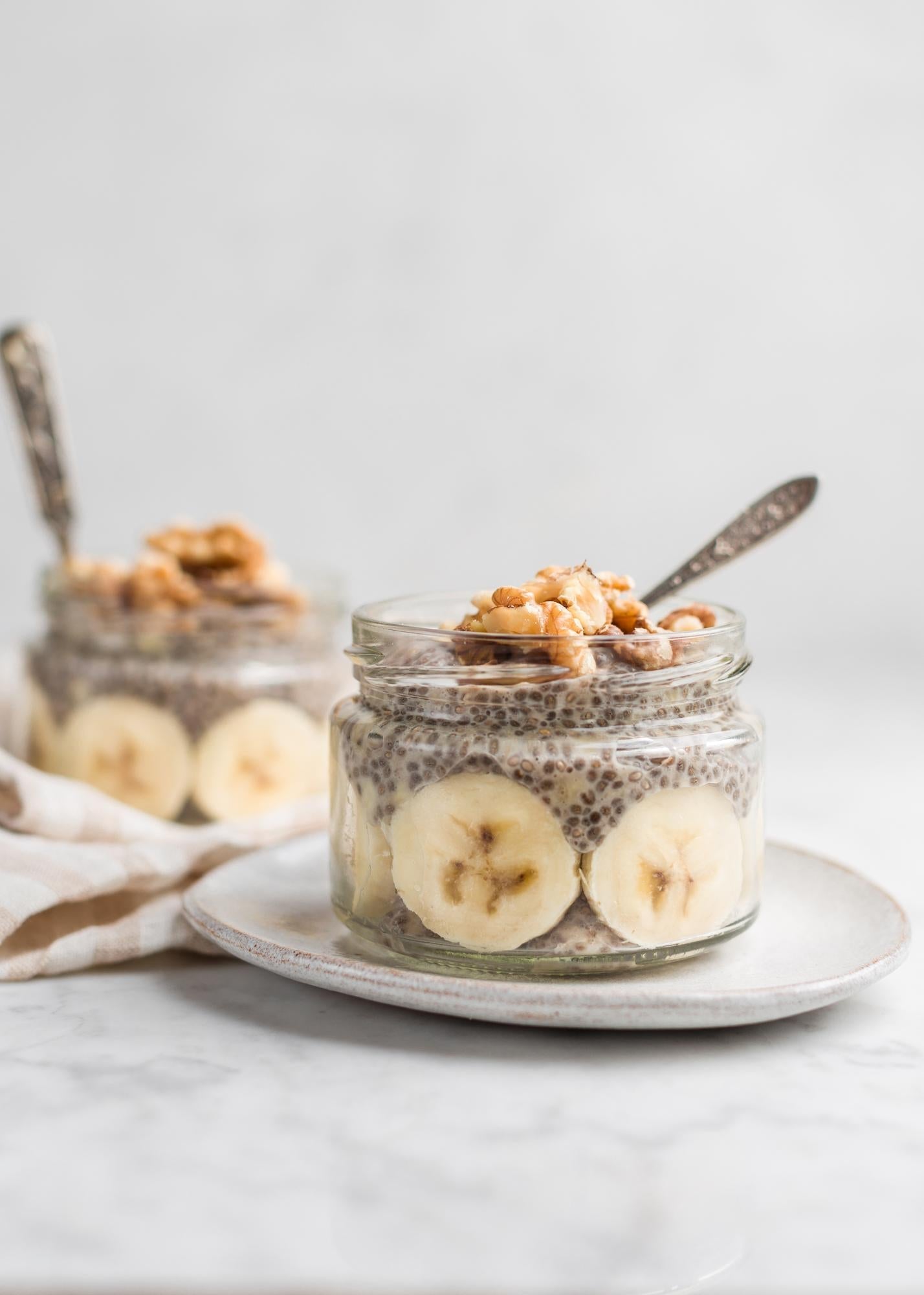 Chia puding s banánom a vlašskými orechmi