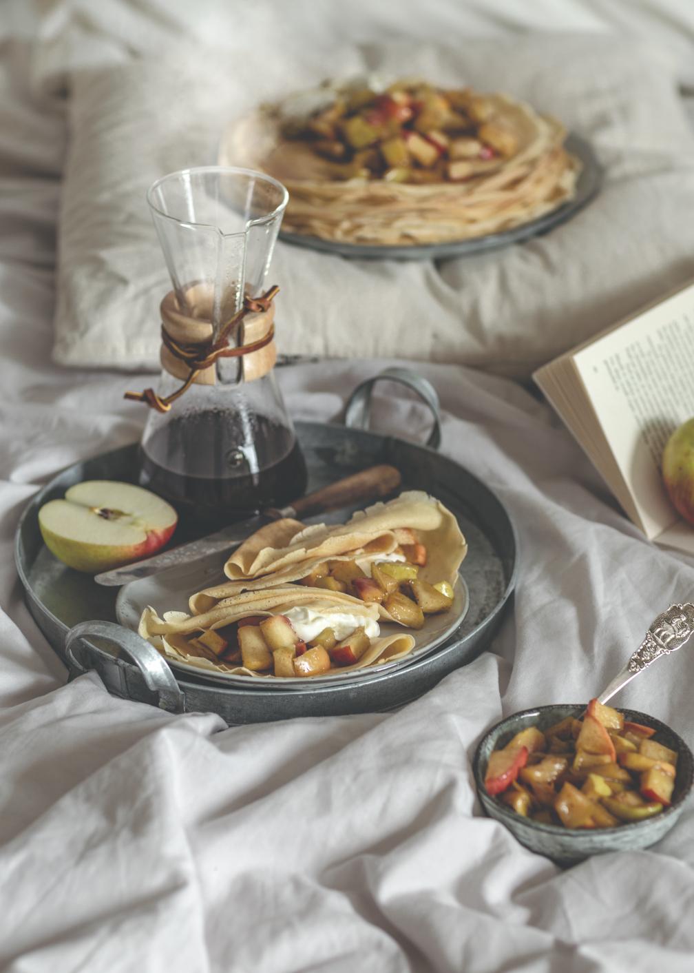 Crêpes s pečenými jablkami a kardamómom