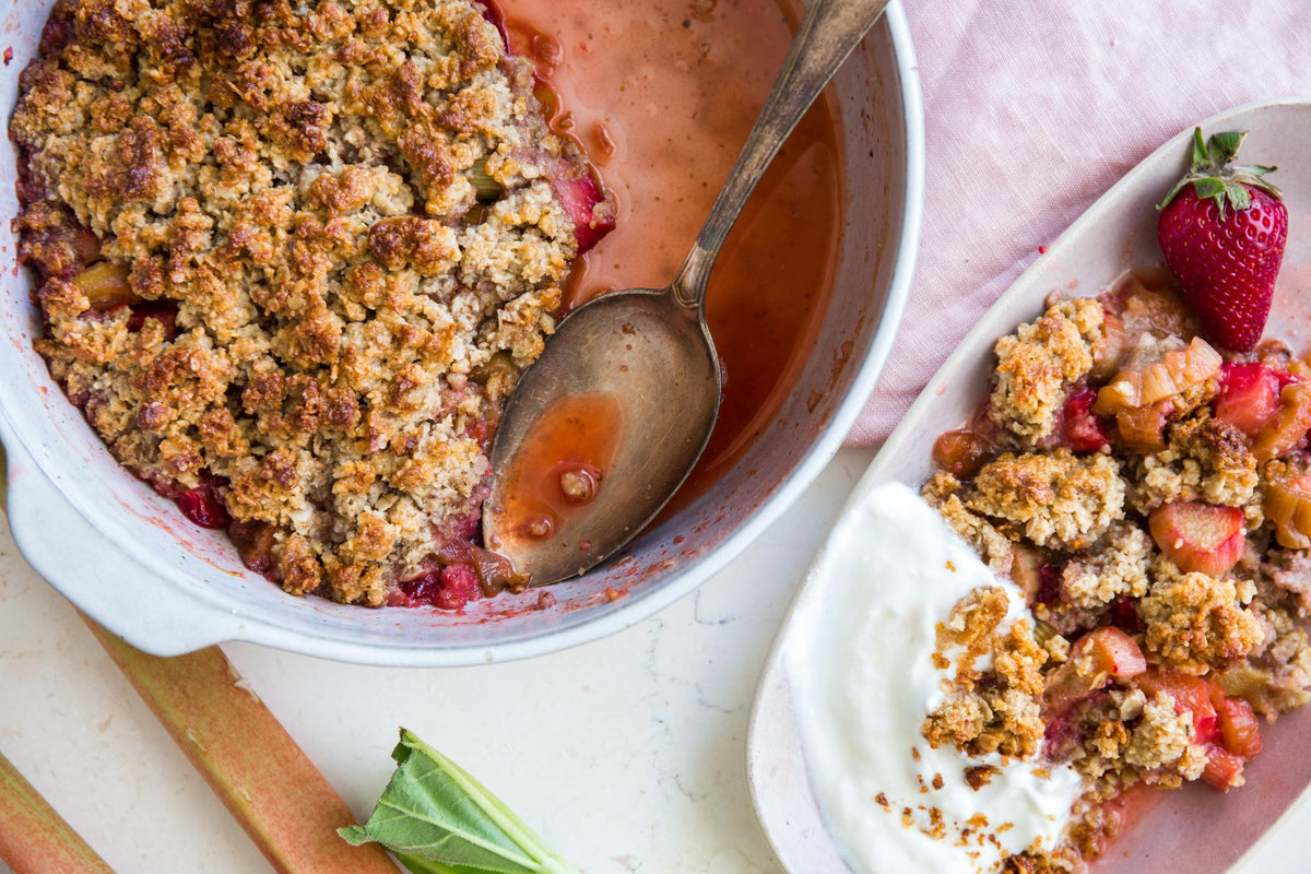 Crumble s rebarborou a jahodami