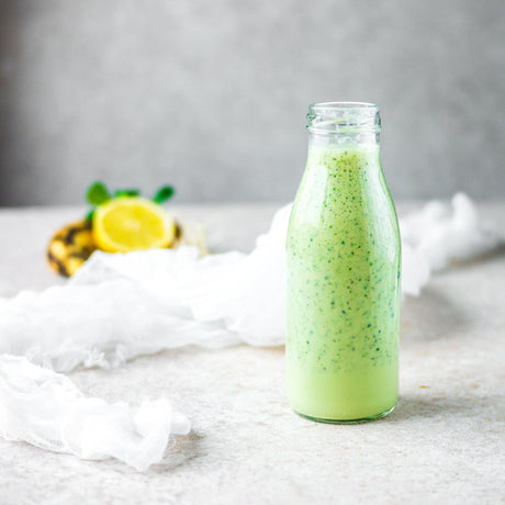 Nápoj s chia semienkami a čajom matcha