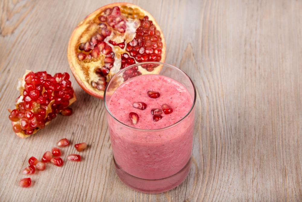 Smoothie s jahodami a granátovým jablkom