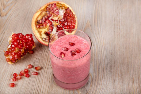 Smoothie s jahodami a granátovým jablkom