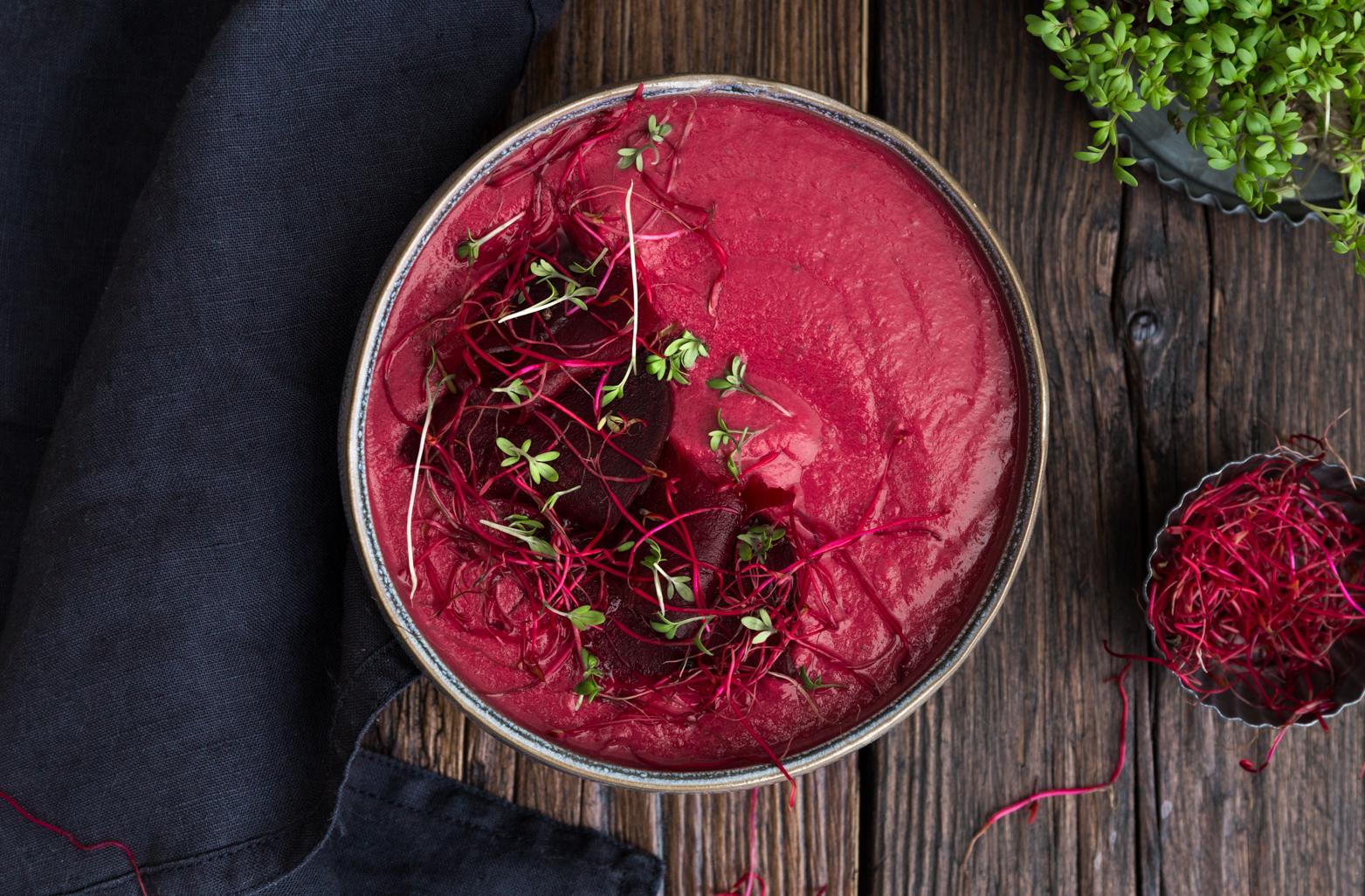 Jemné cviklové gazpacho s jogurtom