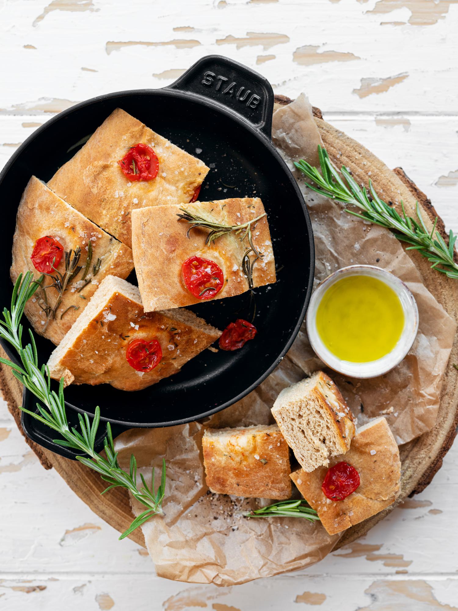 Focaccia s rozmarínom a paradajkami