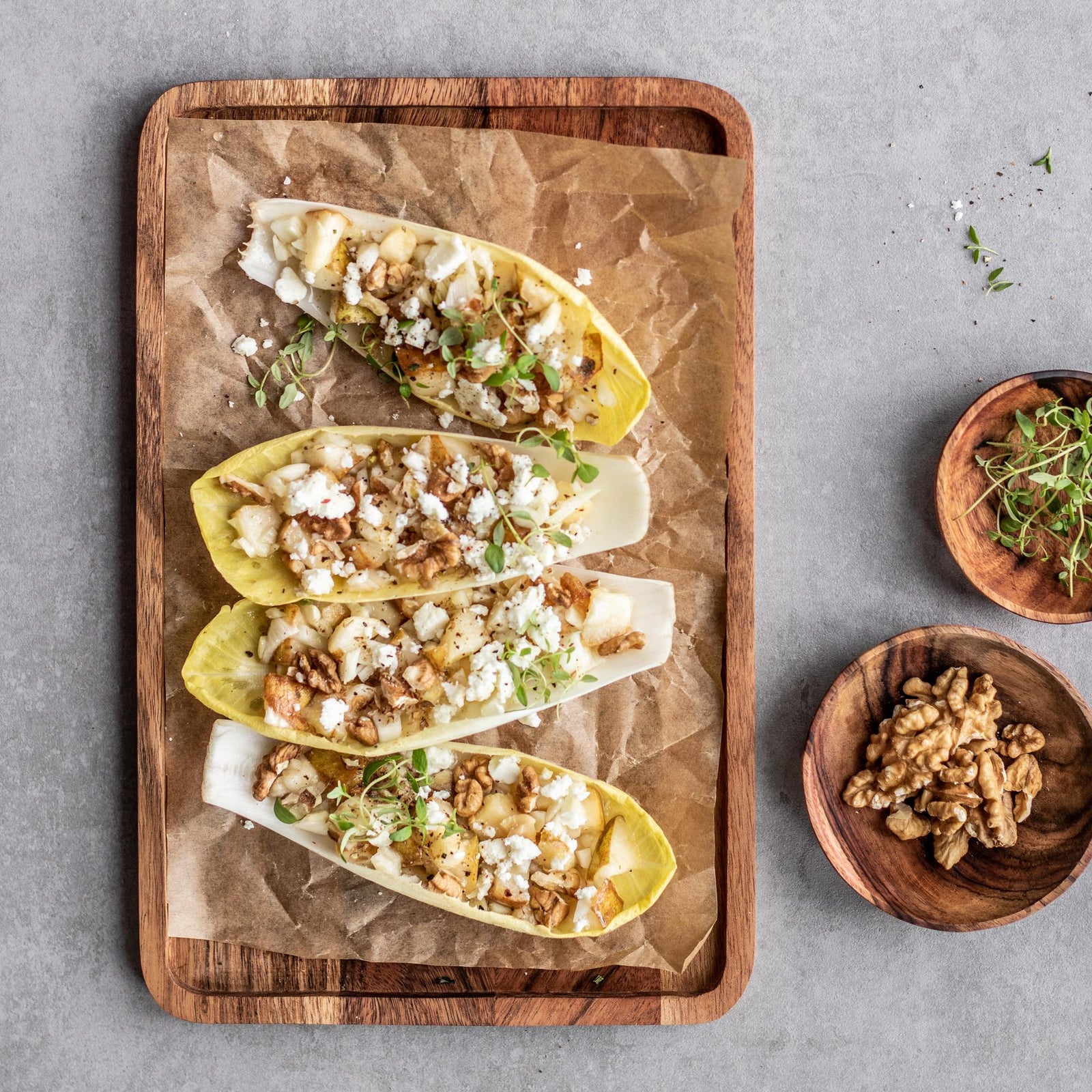 Čakankové lodičky plnené šalátom z hrušky, fenikla, syra feta a vlašských orechov