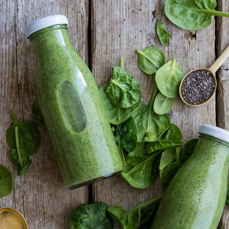 Zelené smoothie s avokádom, banánom a ananásom