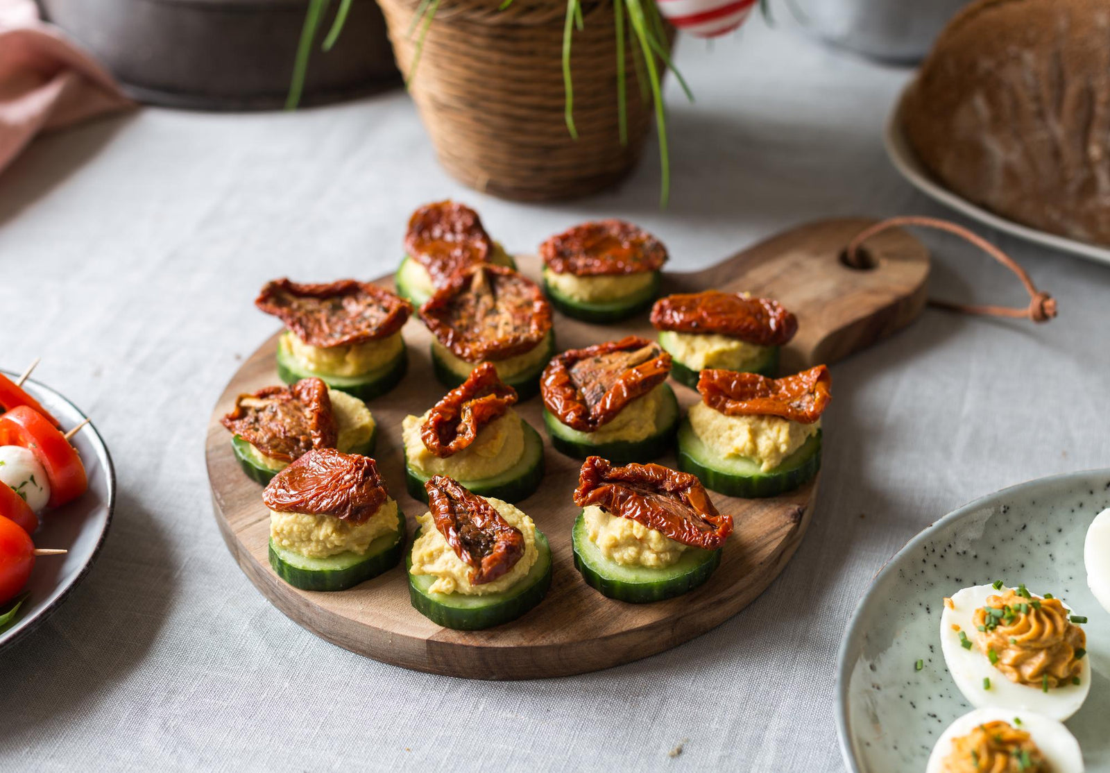 Uhorkové chuťovky s hummusom