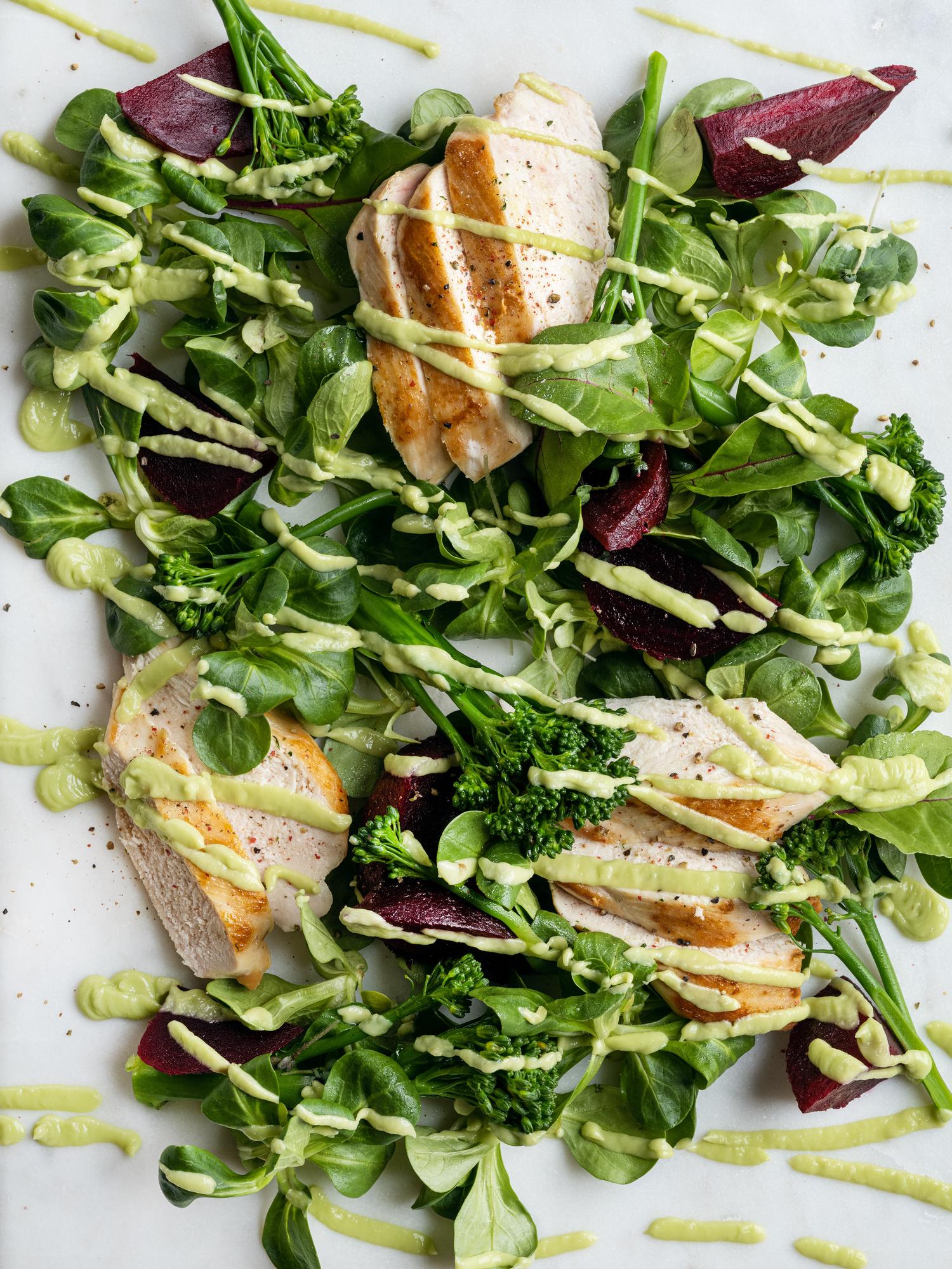 Kurací šalát s avokádovým pestom