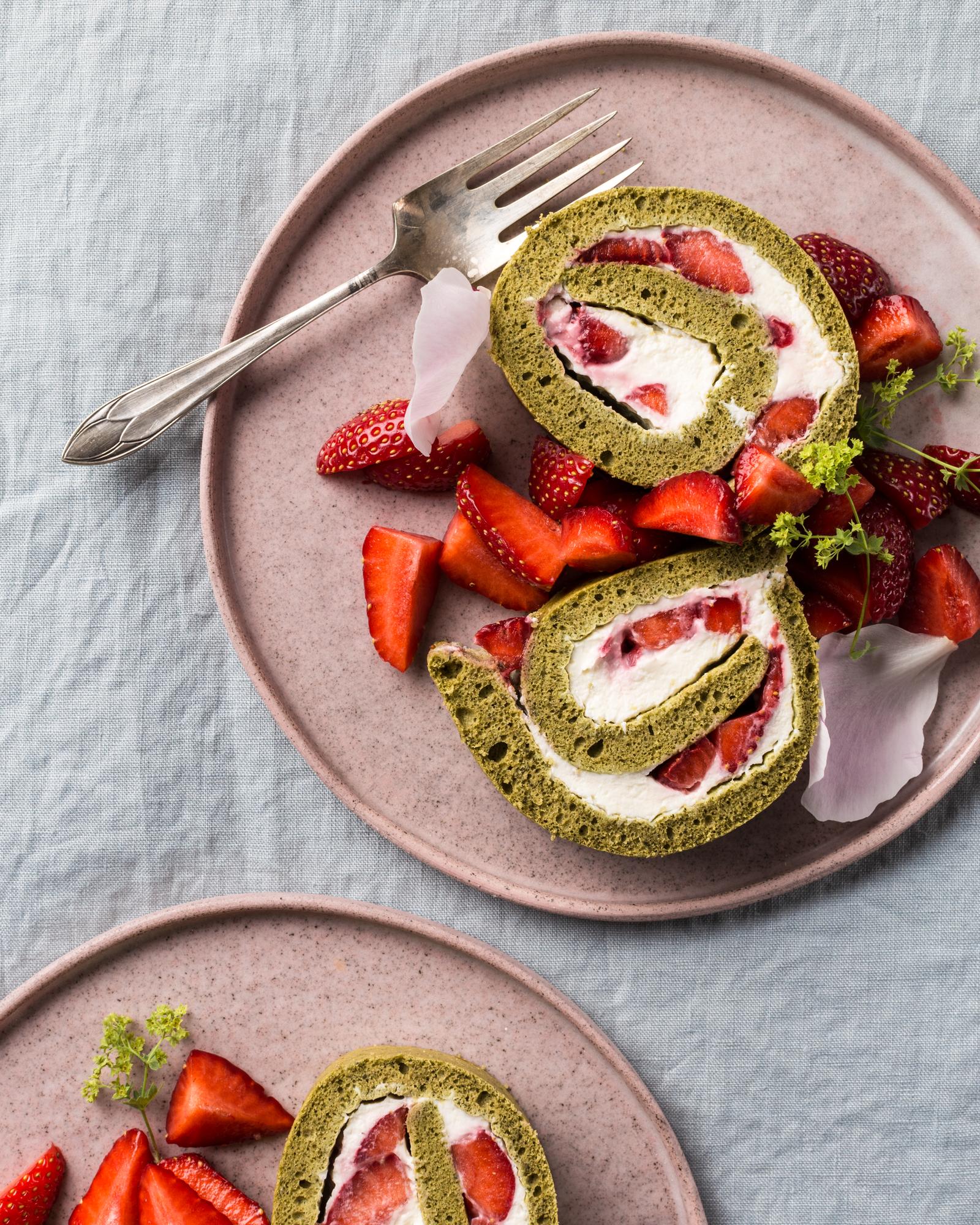 Jahodová roláda s čajom matcha