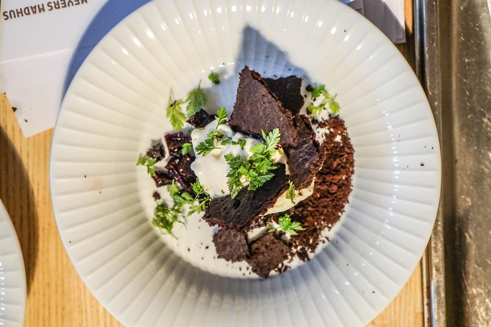 Jogurtová zmrzlina so sladkou pečenou cviklou a chrumkavou kakaovou posýpkou