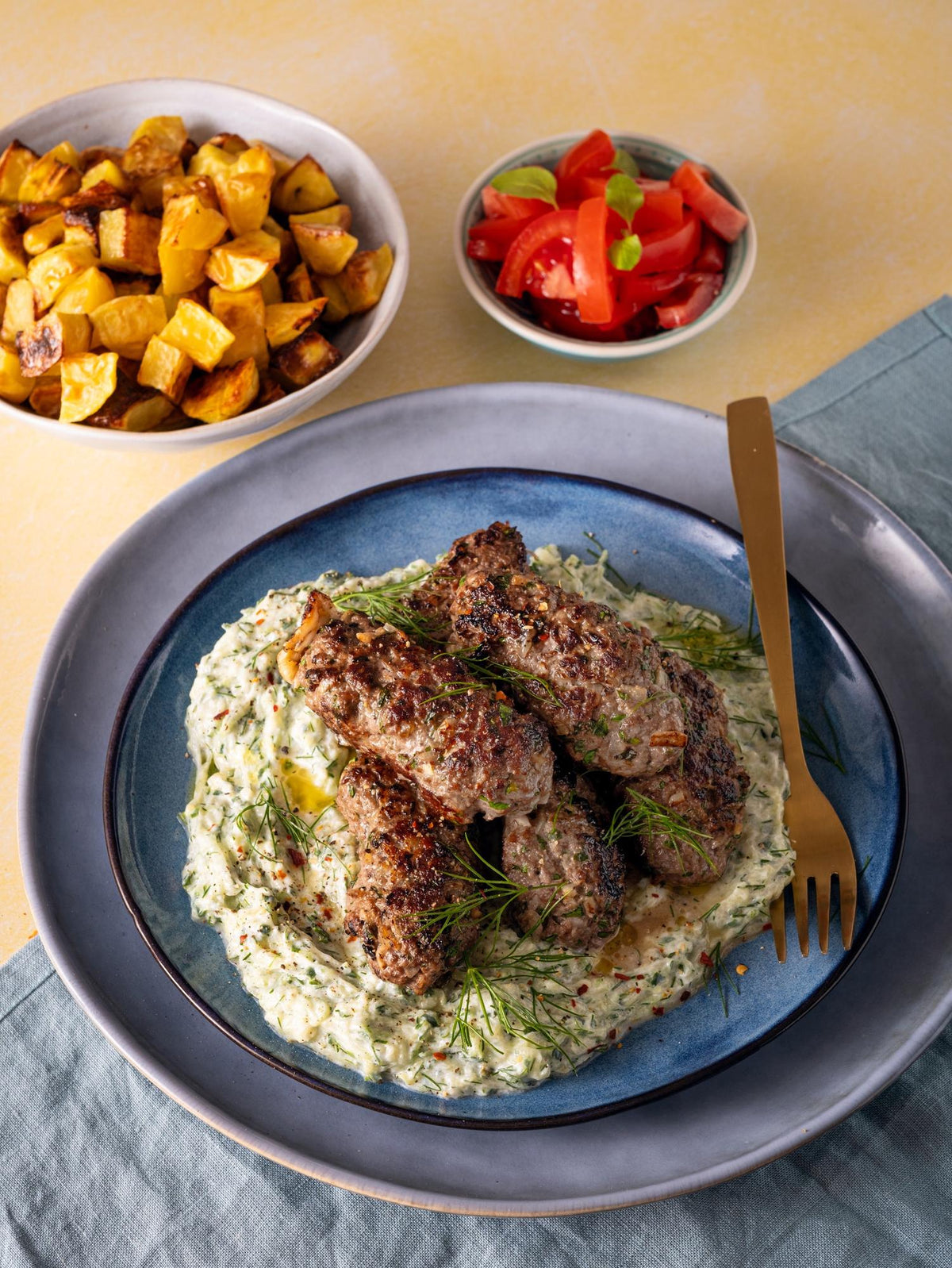 Kofty s tzatziki a pečenými zemiakmi