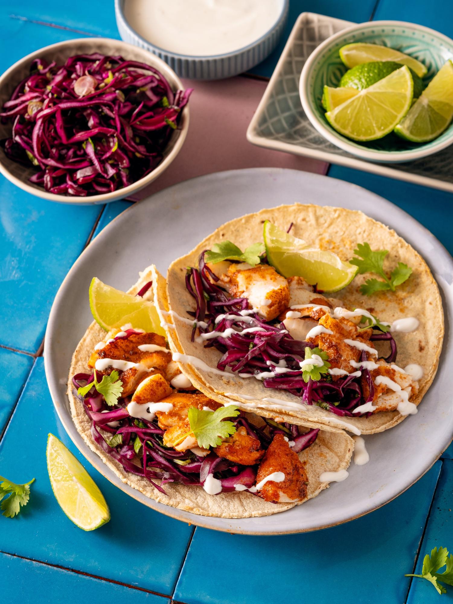 Mexické rybie tacos s kapustovým šalátom a limetkovým krémom