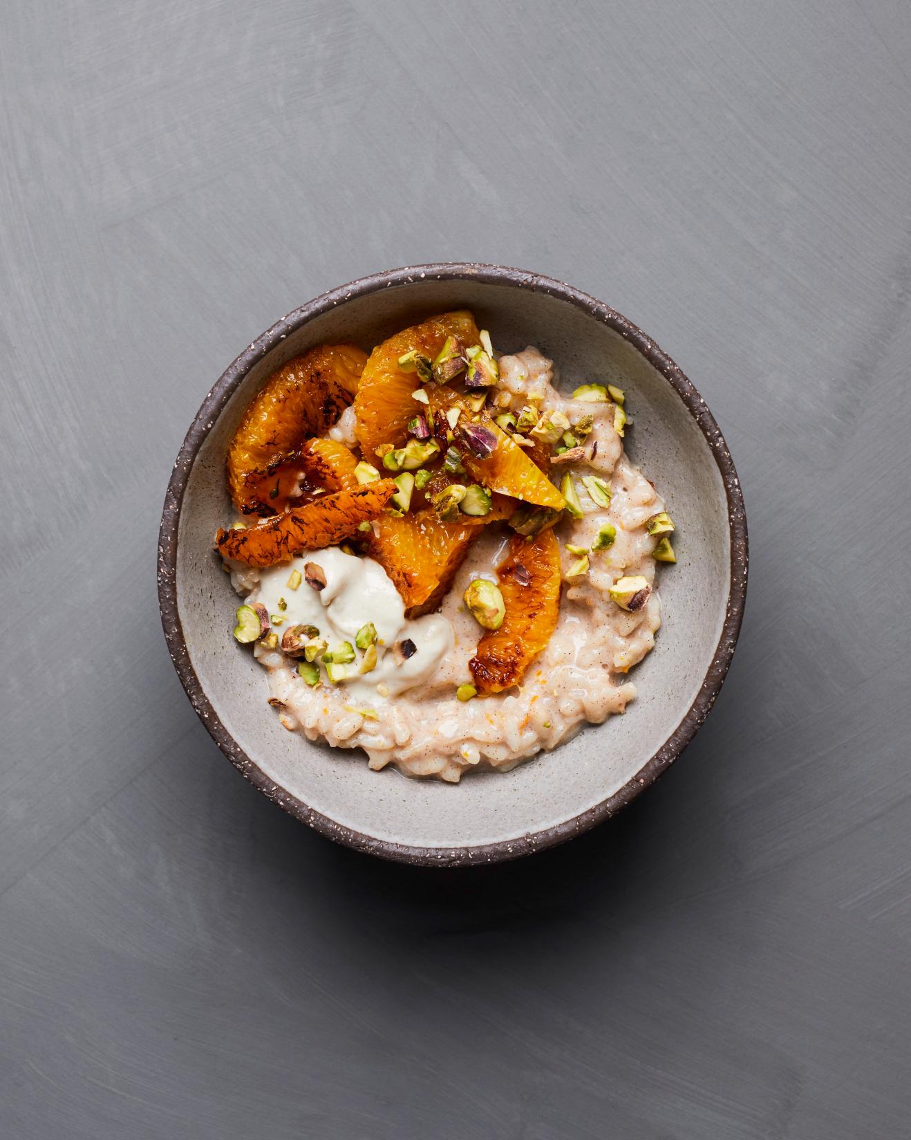 Mliečna ryža s karamelizovaným pomarančom, pistáciami a tahini