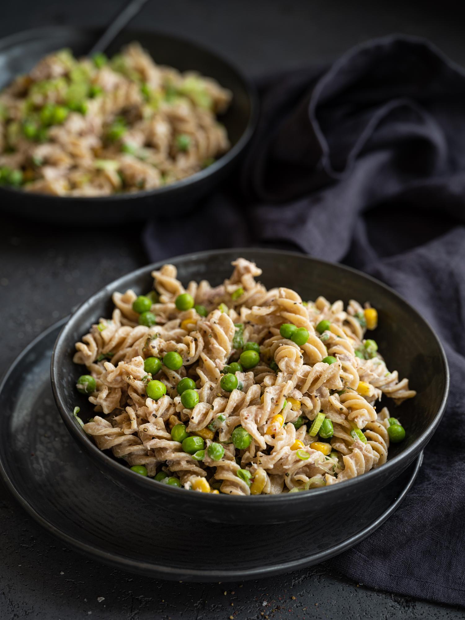 Cestovinový šalát s tuniakom, kukuricou a hráškom