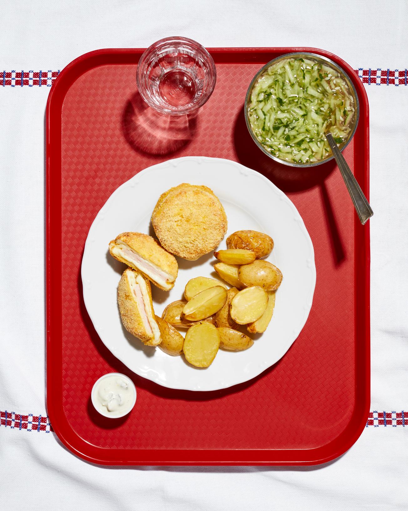 Obaľovaný syr s pečenými zemiakmi a domácou tatárskou omáčkou