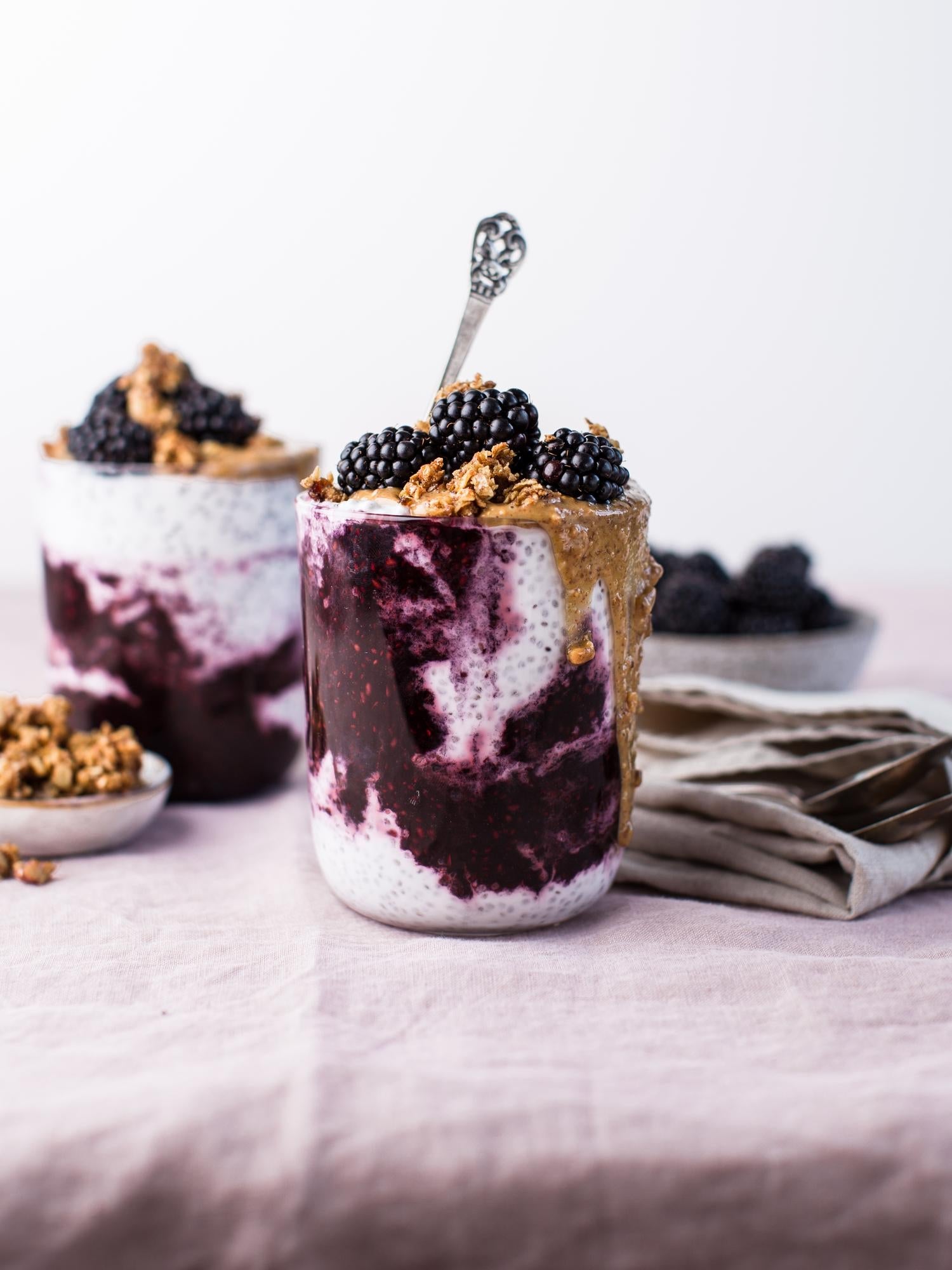 Chia parfait s černicami a granolou