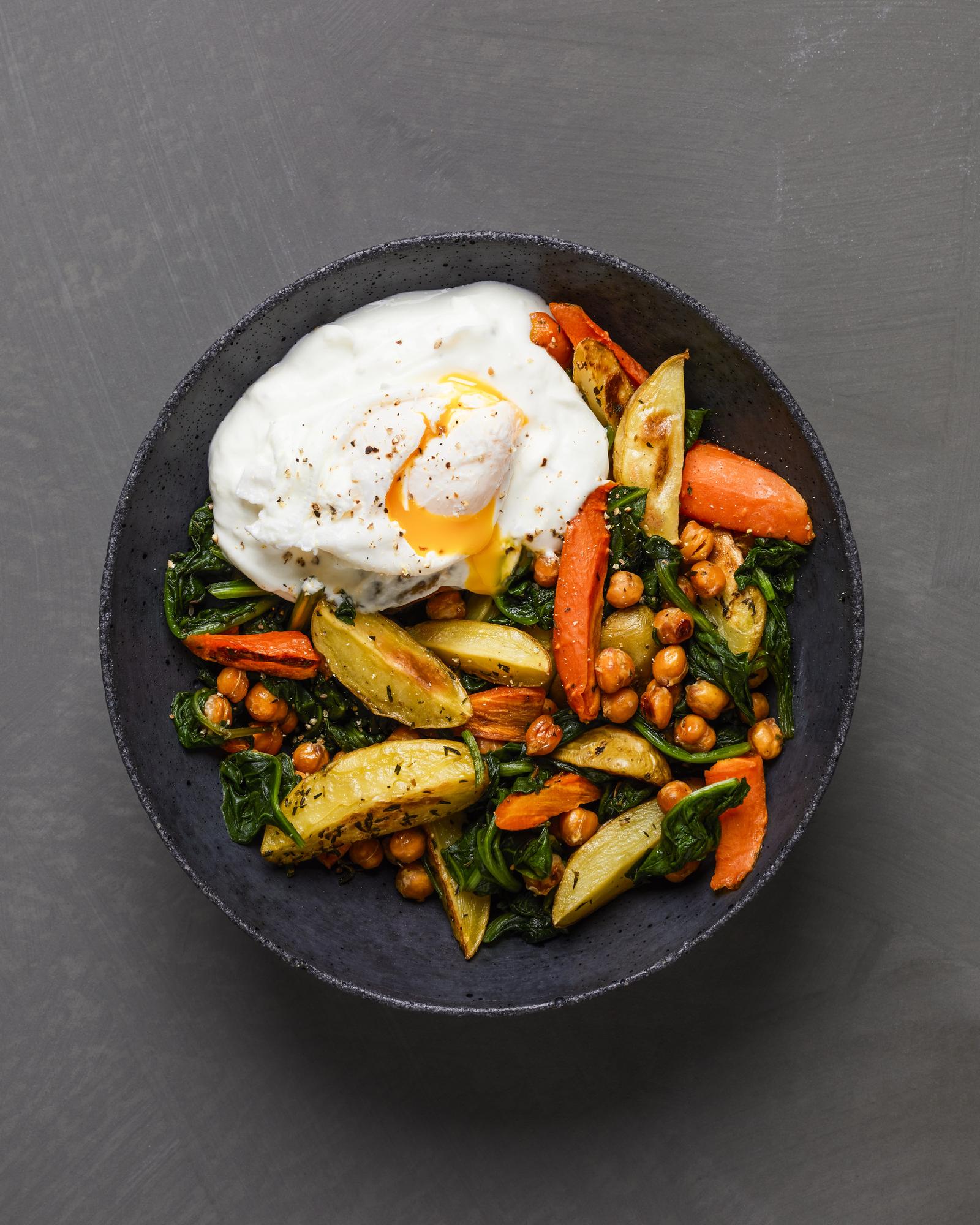 Pečená cícer s mrkvou, špenátom a gréckym jogurtom