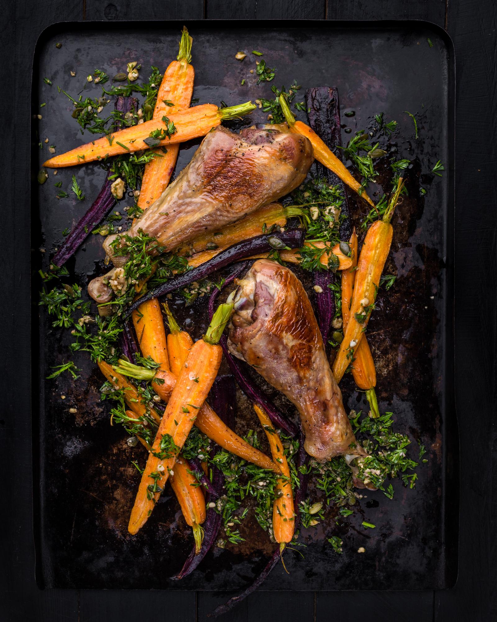 Pečené morčacie stehno s mrkvou a mrkvovou vňaťou