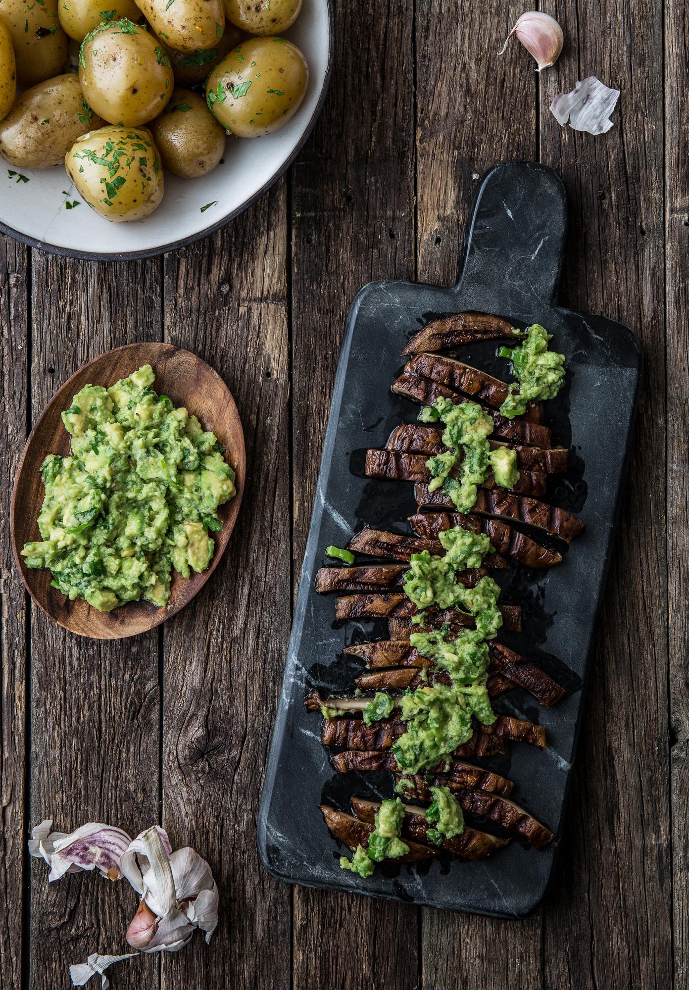Portobello steaky s avokádovou omáčkou a zemiakmi