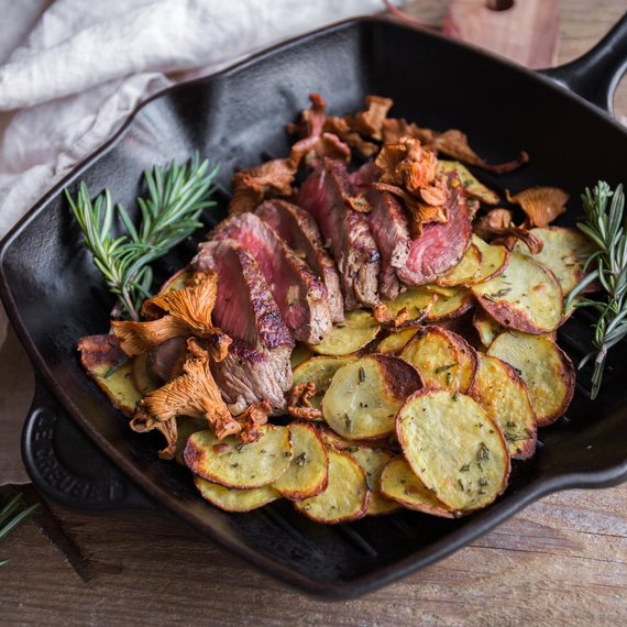 Hovädzí steak s rozmarínovými zemiakmi a hubami
