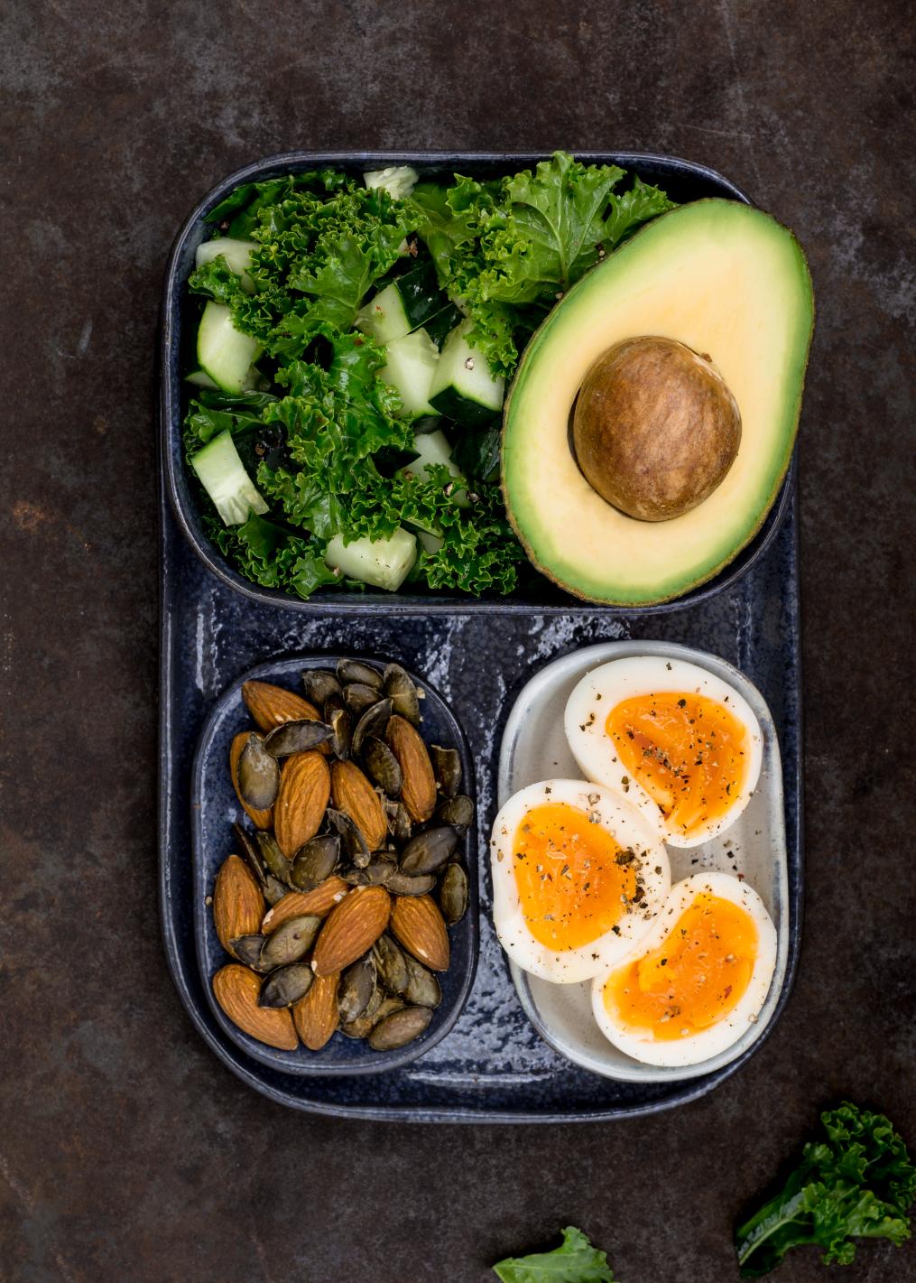 Šalát s kučeravým kelom a uhorkou