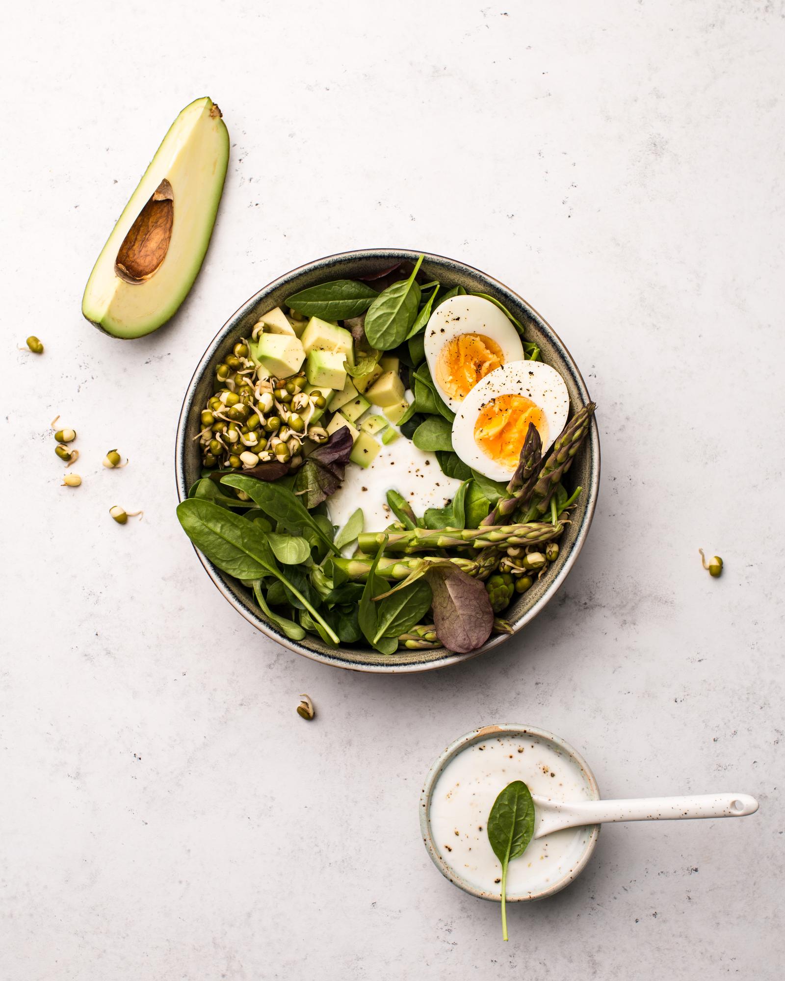 Šalát so špargľou a jogurtovým dresingom