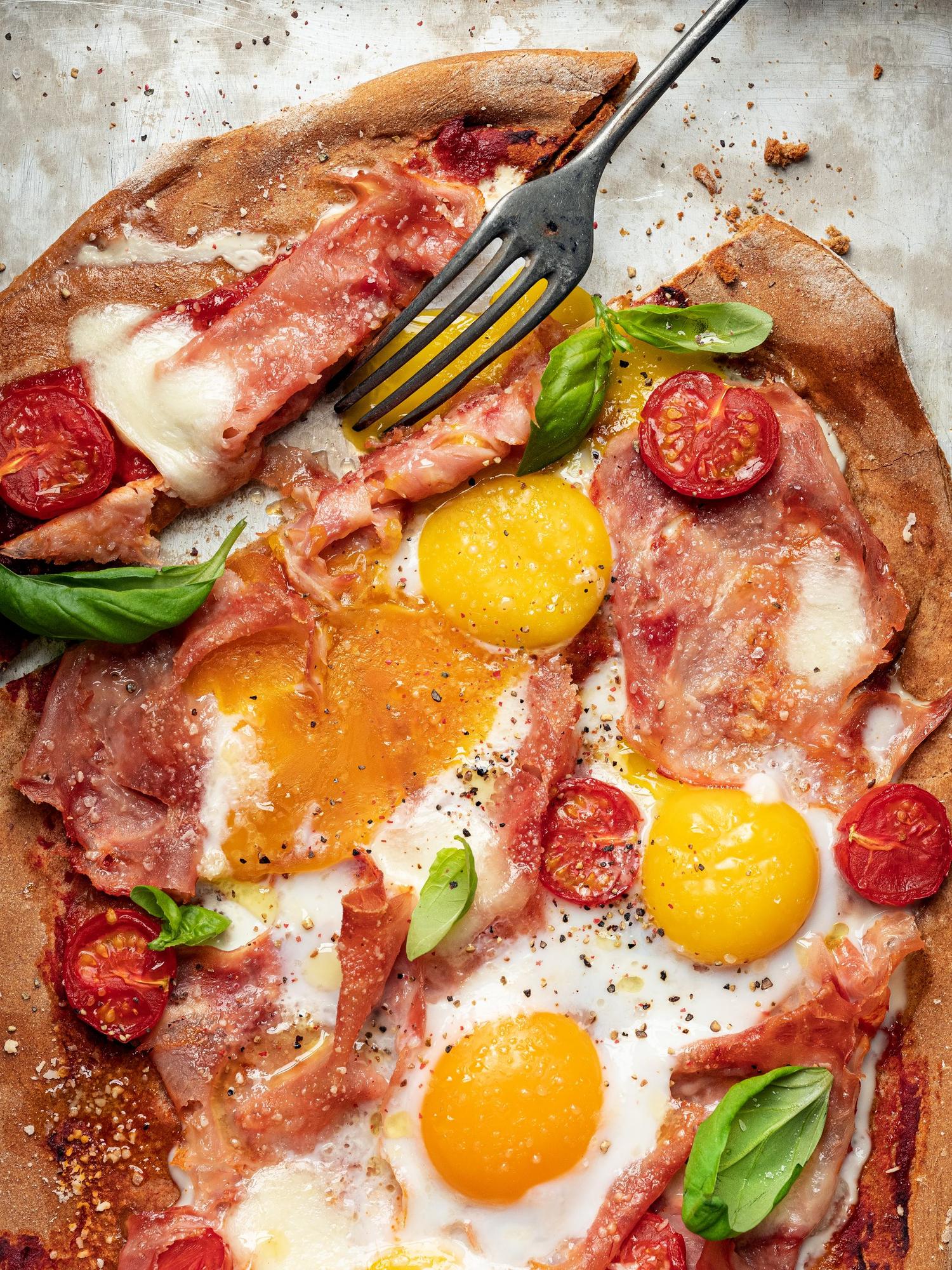Raňajková pizza s vajíčkami