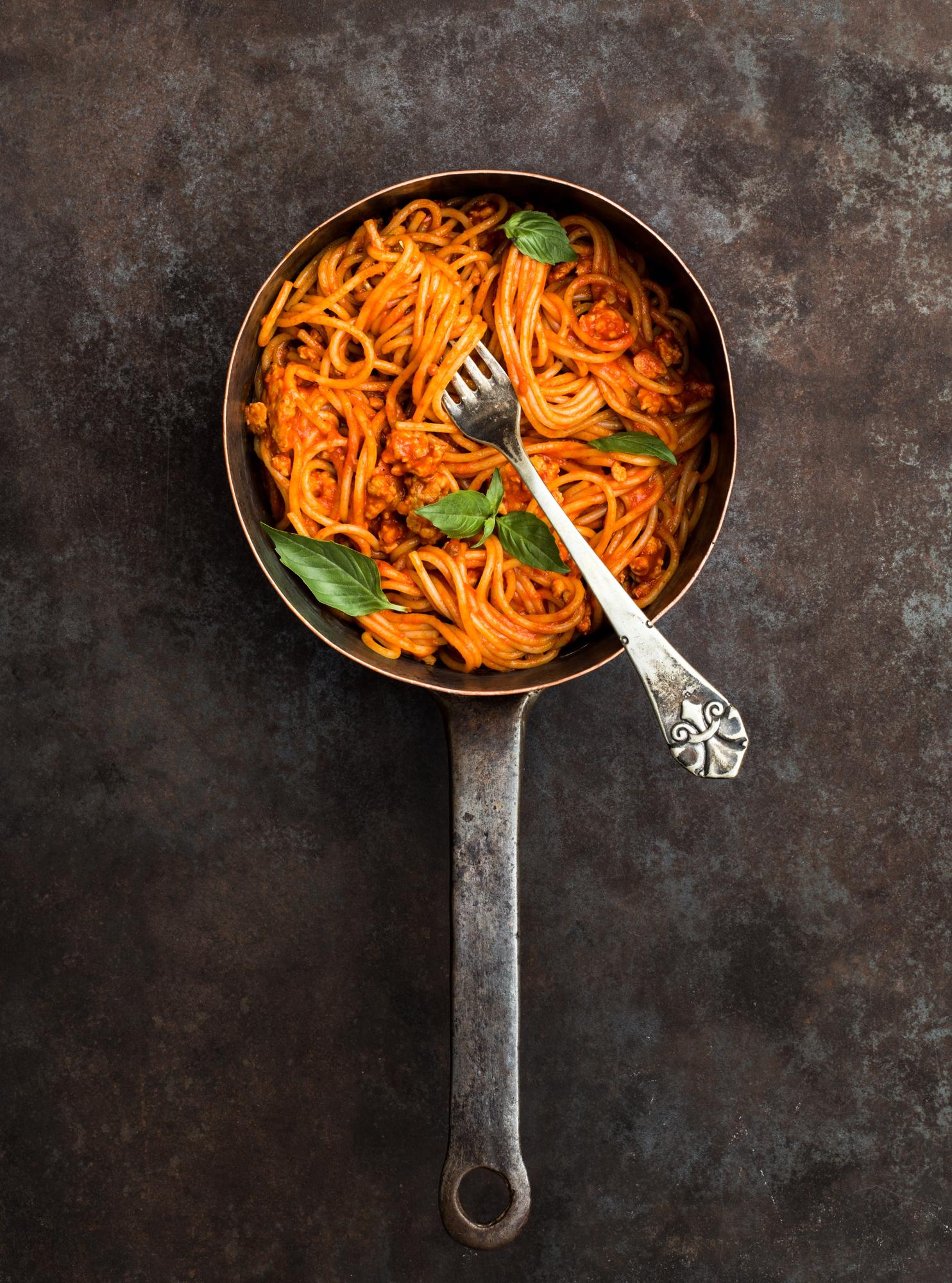 Špagety s omáčkou z pečených paprík s mletým morčacím mäsom