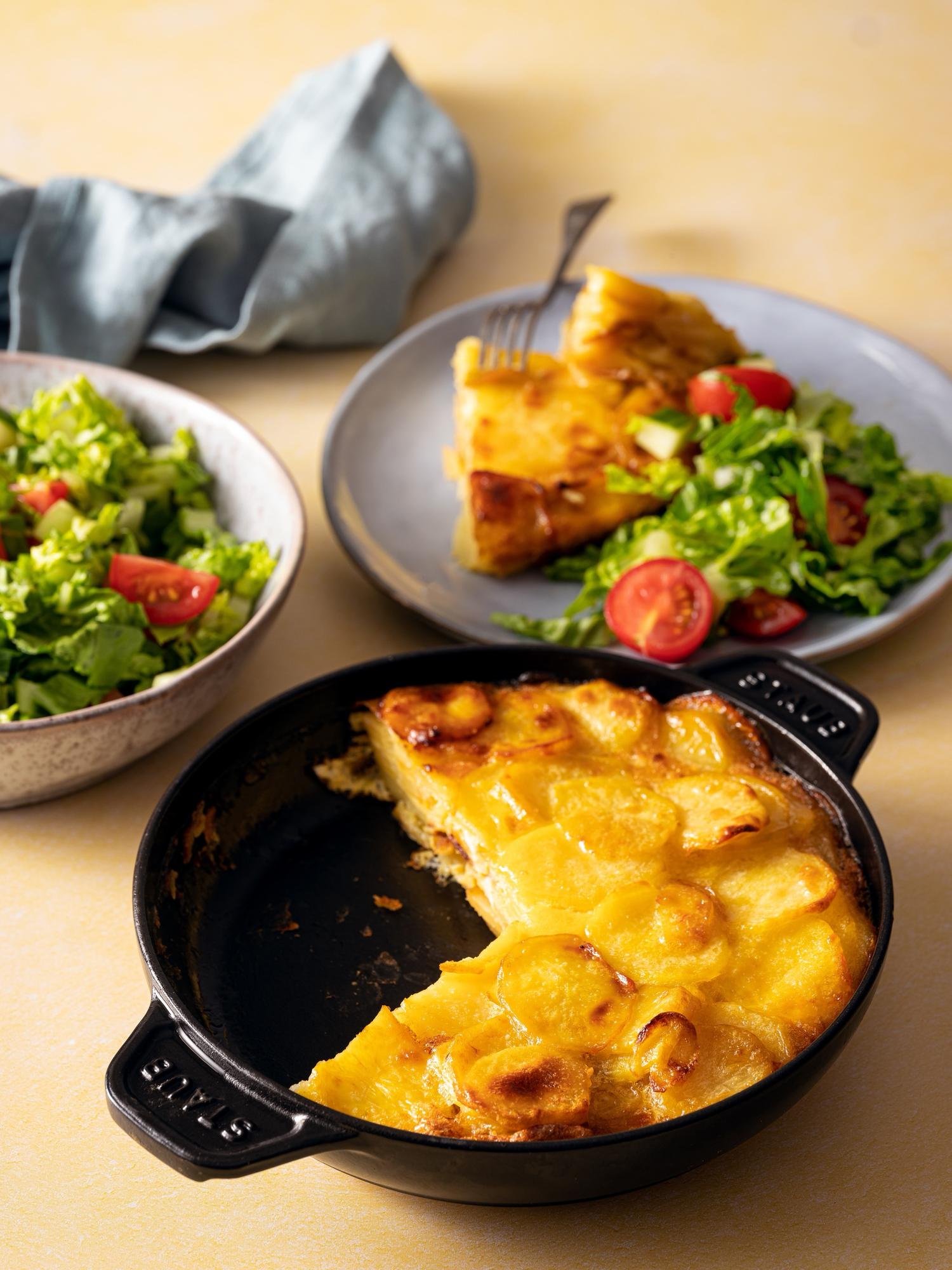 Španielska zemiakova tortilla so šalátom