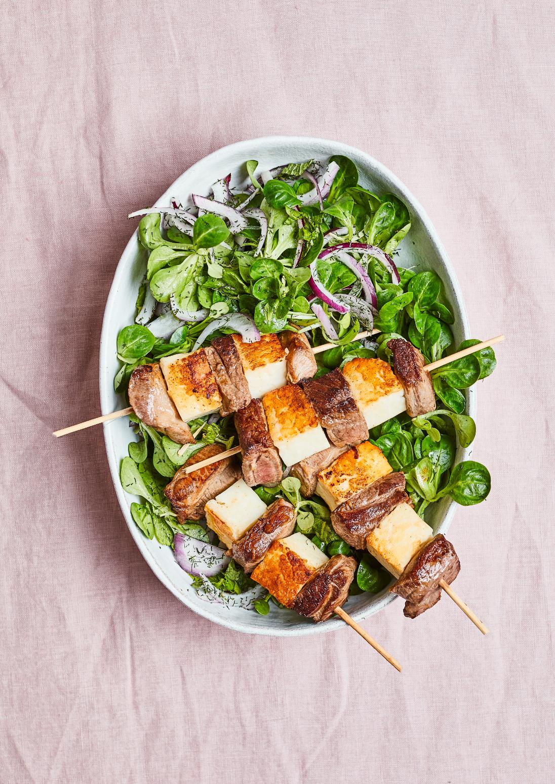 Špízy s jahňacím mäsom a halloumi