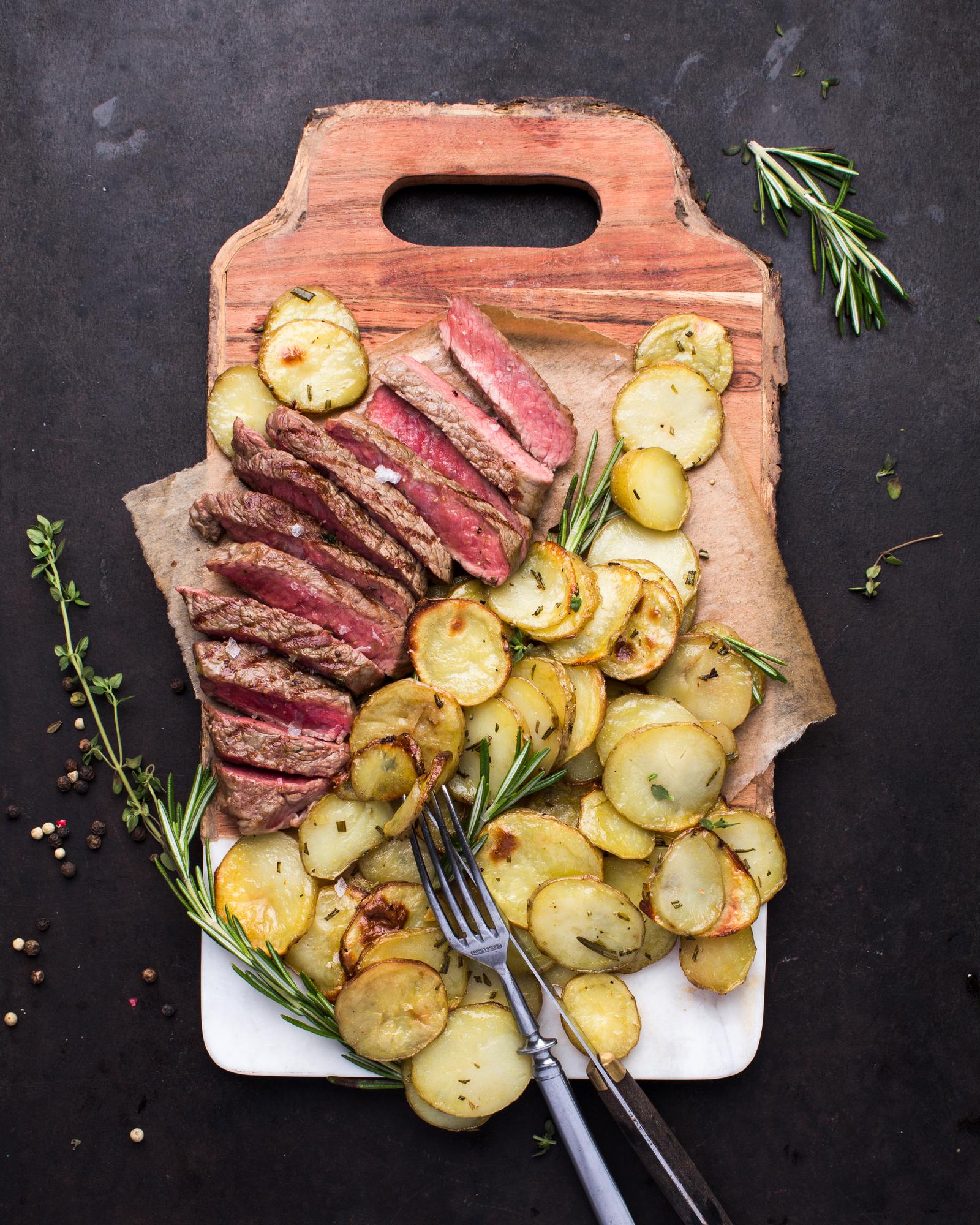 Steaky s rozmarínovými zemiakmi