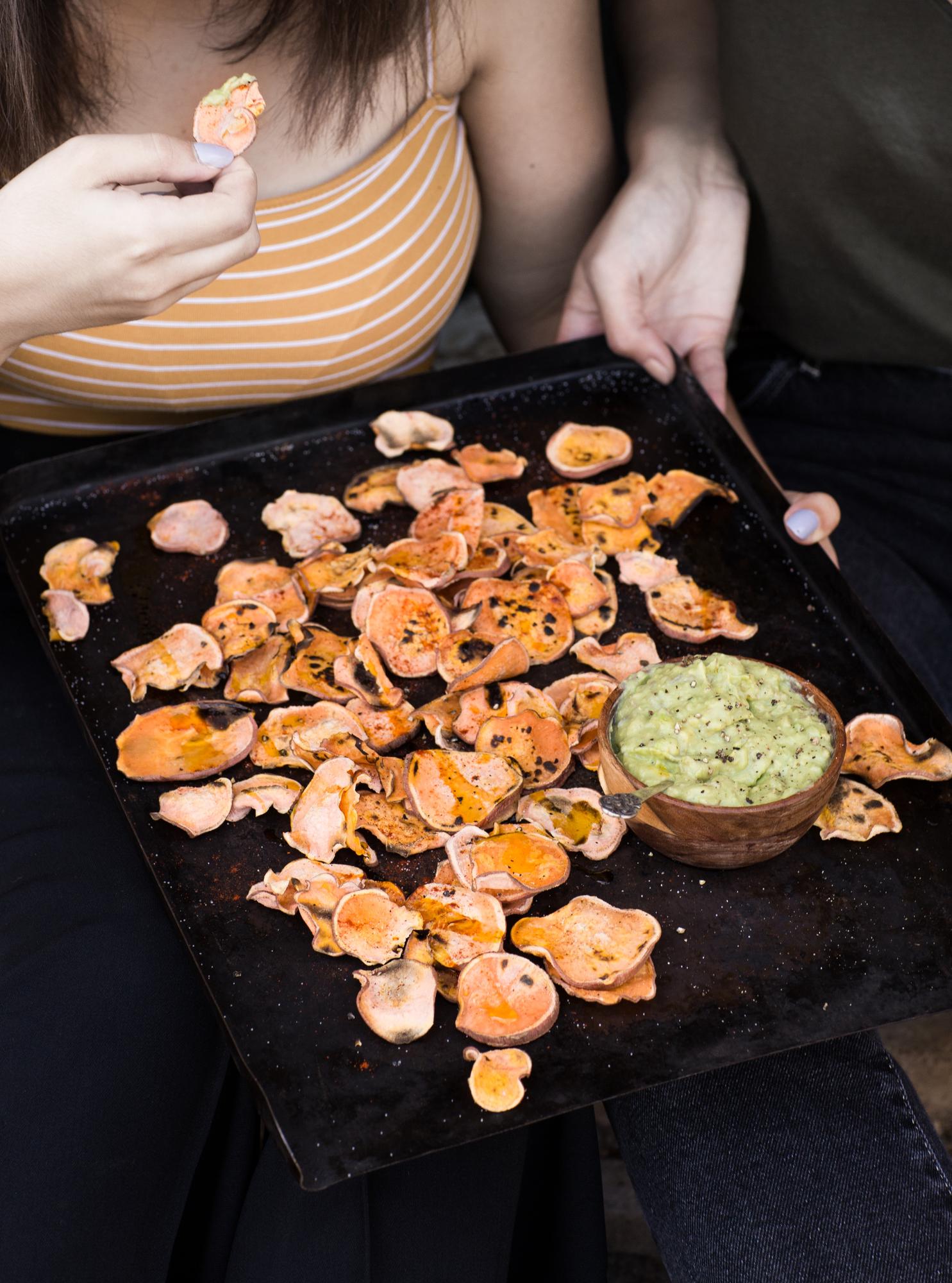 Batatové čipsy s avokádovým dipom