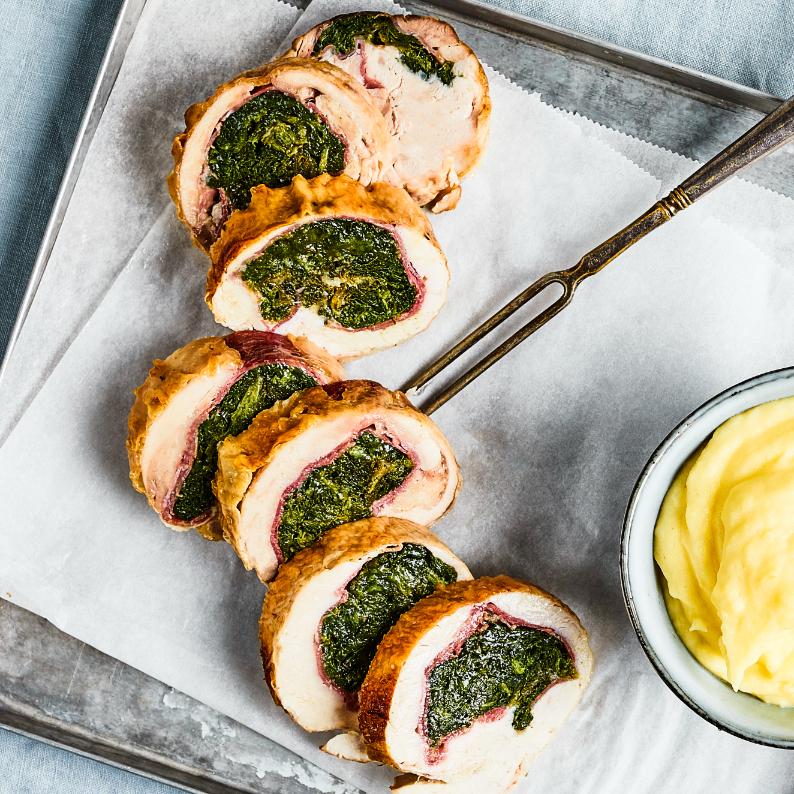 Sviatočná kuracia roláda so sušenou šunkou, parmezánom a špenátom
