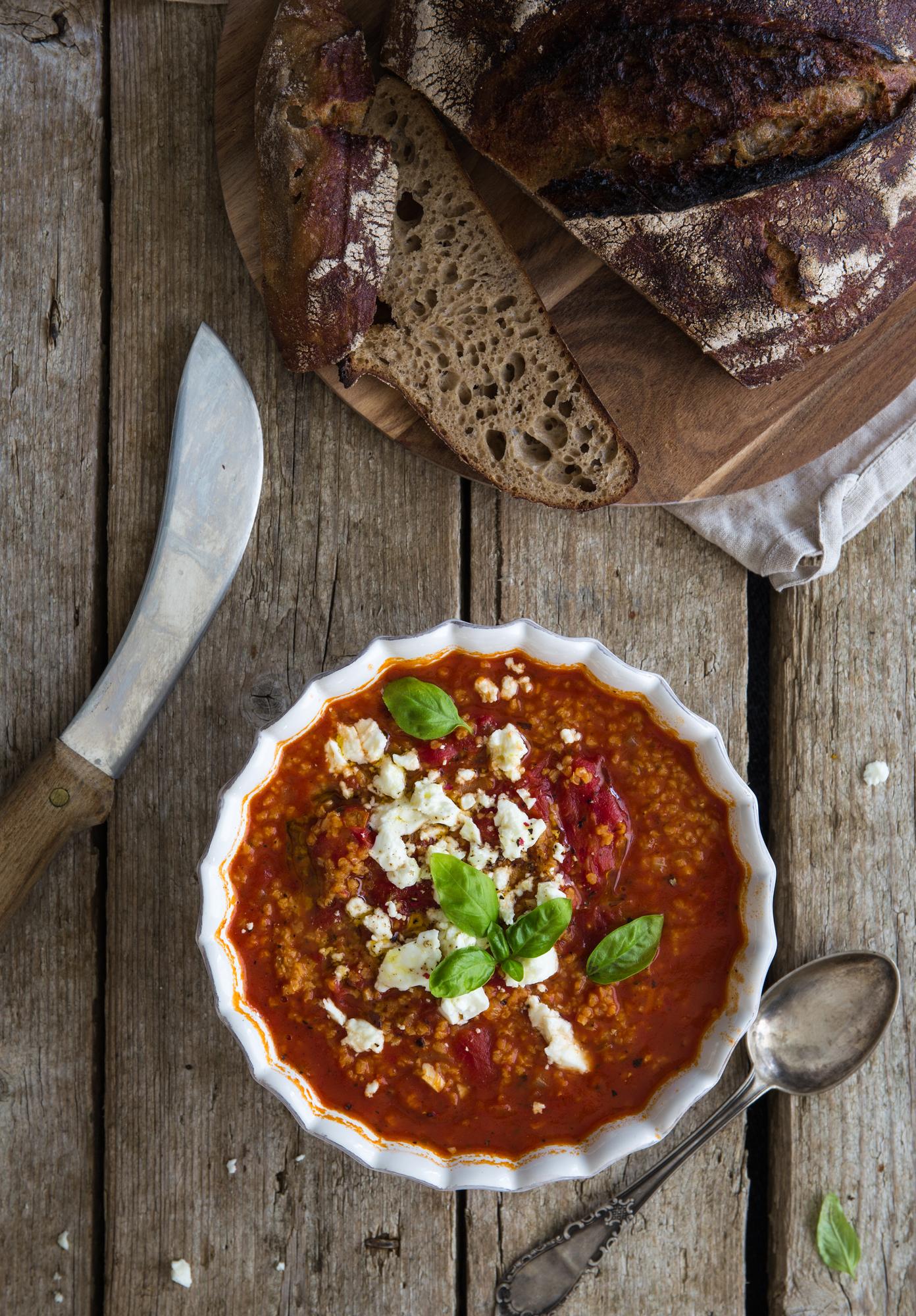Paradajková polievka s bulgurom a fetou