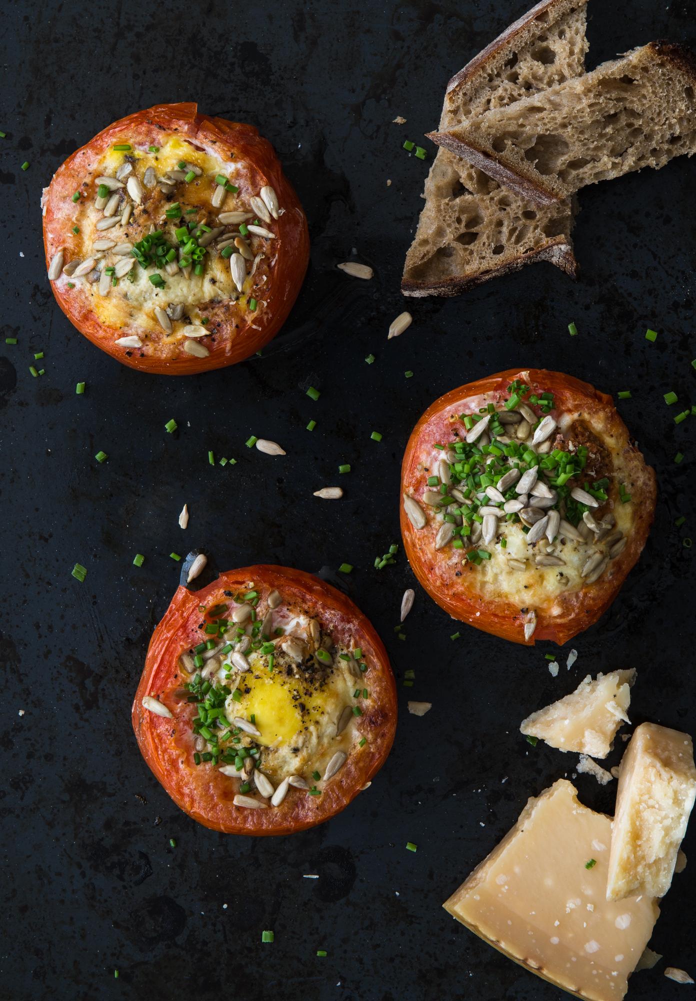 Zapekané paradajky s pažítkou a parmezánom