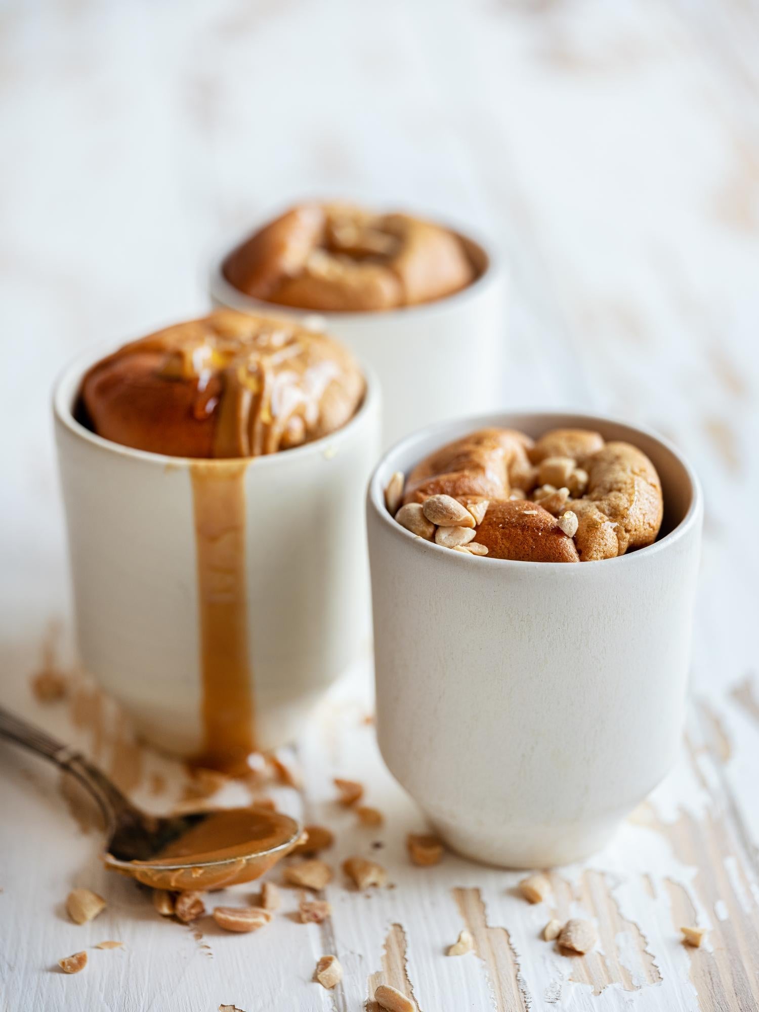 Vanilkový mug cake s arašidovým maslom