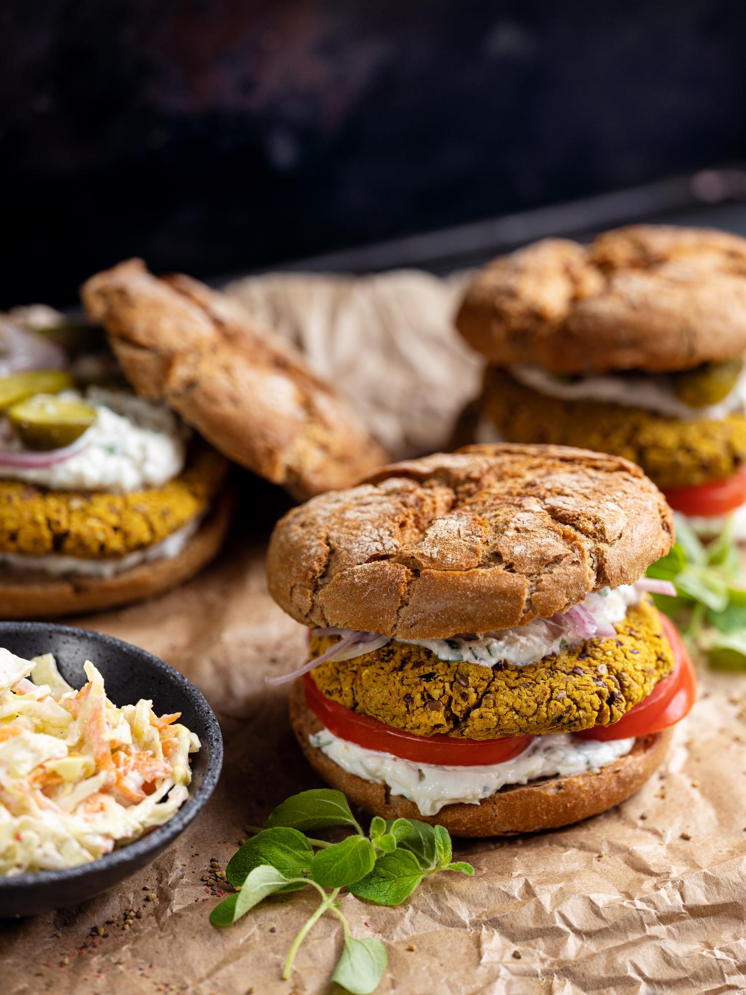 Vegetariánský hamburger z fazule a cíceru
