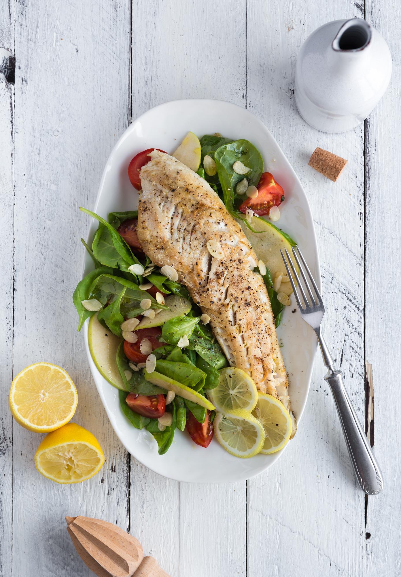 Zubáč so špenátom, mandľami a jablkom