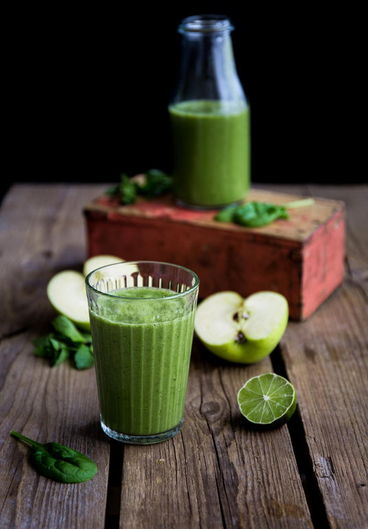 Jablkové smoothie s mätou a limetkou
