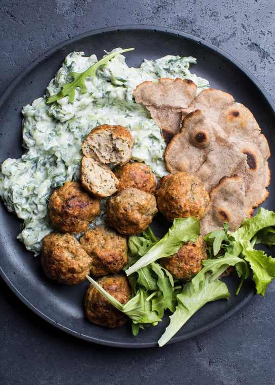 Cícerové guľôčky s morčacím mäsom a tzatziki
