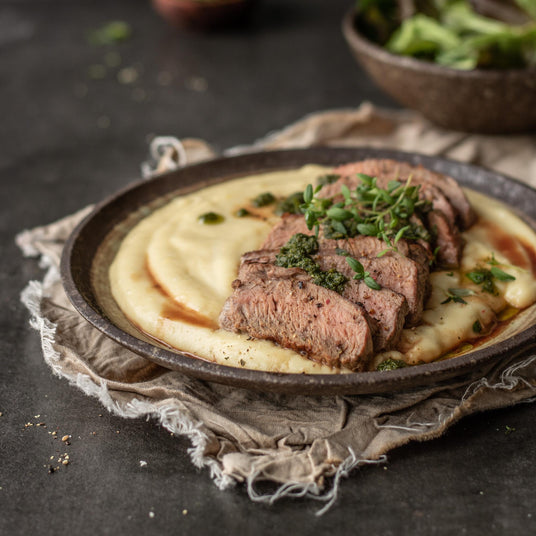 Hovädzí rump steak s paštrnákovým pyré a pestom z tymianu