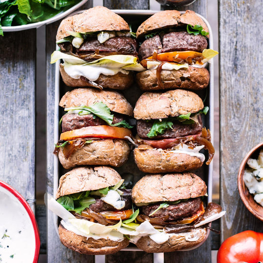 Hovädzí burger s cibuľovou marmeládou